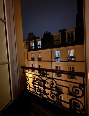 Balcon ou terrasse dans l'établissement Parisian Charm with Eiffel View 2min from Eiffel Tower Gardens