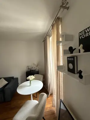Coin salon dans l'établissement Parisian Charm with Eiffel View 2min from Eiffel Tower Gardens