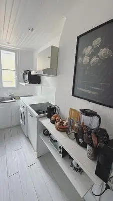 Cuisine ou kitchenette dans l'établissement Parisian Charm with Eiffel View 2min from Eiffel Tower Gardens