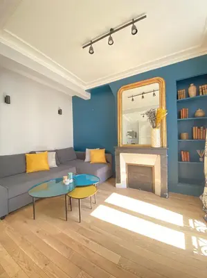 Coin salon dans l'établissement Charm & Comfort Apartment - Heart of Montmartre