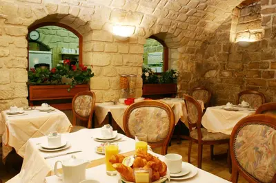 Restaurant ou autre lieu de restauration dans l'établissement Hotel Meslay Republique