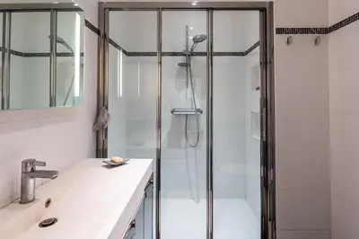 Salle de bains dans l'établissement Cyril - Appt au coeur du 15eme arrondissement
