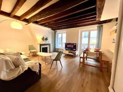 Télévision ou salle de divertissement dans l'établissement Appartement Typique au Coeur du Marais
