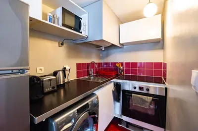 Cuisine ou kitchenette dans l'établissement Appartement Typique au Coeur du Marais
