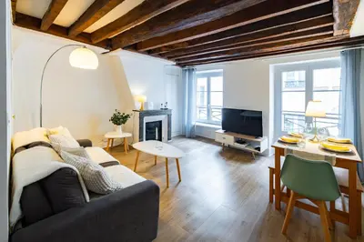 Télévision ou salle de divertissement dans l'établissement Appartement Typique au Coeur du Marais