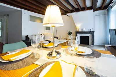 Cuisine ou kitchenette dans l'établissement Appartement Typique au Coeur du Marais