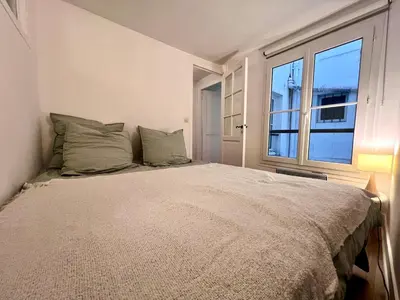 Un ou plusieurs lits dans un hébergement de l'établissement Appartement Typique au Coeur du Marais