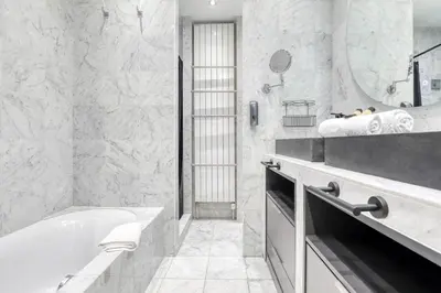 Salle de bains dans l'établissement Beautiful loft 130m2 Louvre Palais Royal - II