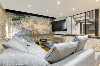 Télévision ou salle de divertissement dans l'établissement Beautiful loft 130m2 Louvre Palais Royal - II