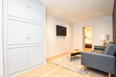 Télévision ou salle de divertissement dans l'établissement Beautiful Appartement 6p L004