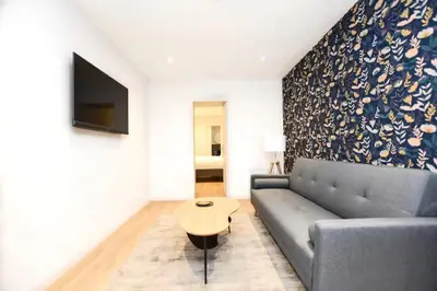Télévision ou salle de divertissement dans l'établissement Beautiful Appartement 6p L004