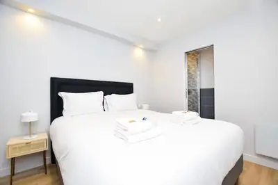 Un ou plusieurs lits dans un hébergement de l'établissement Beautiful Appartement 6p L004