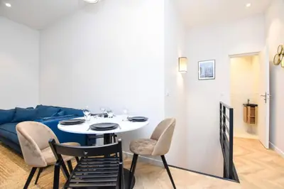 Coin salon dans l'établissement Beautiful Appartement 6p L004