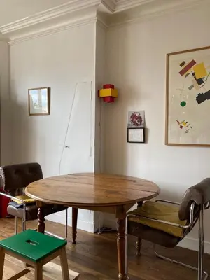 Coin salon dans l'établissement Luminous and inspiring arty home