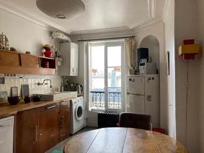 Cuisine ou kitchenette dans l'établissement Luminous and inspiring arty home