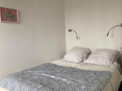 Un ou plusieurs lits dans un hébergement de l'établissement Luminous and inspiring arty home