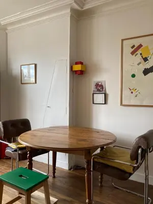 Coin salon dans l'établissement Luminous and inspiring arty home