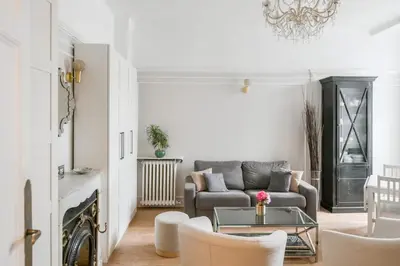 Coin salon dans l'établissement Chic apartment on the Champs-Élysées with AC