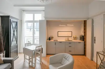 Cuisine ou kitchenette dans l'établissement Chic apartment on the Champs-Élysées with AC