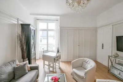 Coin salon dans l'établissement Chic apartment on the Champs-Élysées with AC