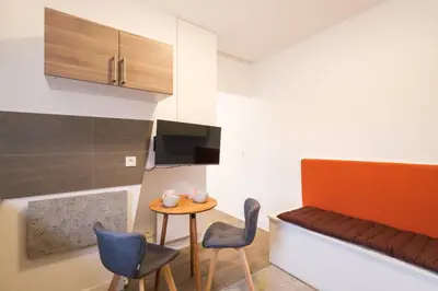 Télévision ou salle de divertissement dans l'établissement Beautiful Studio Trudaine-Marguerite