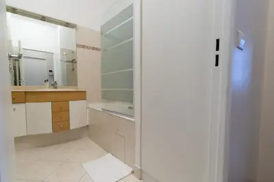 Salle de bains dans l'établissement Appartement 2 personnes proche Beaugrenelle - II