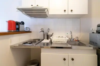 Cuisine ou kitchenette dans l'établissement Appartement 2 personnes proche Beaugrenelle - II