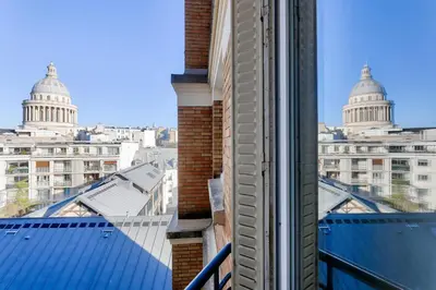 Vue générale sur Paris ou vue de la ville depuis l'appartement