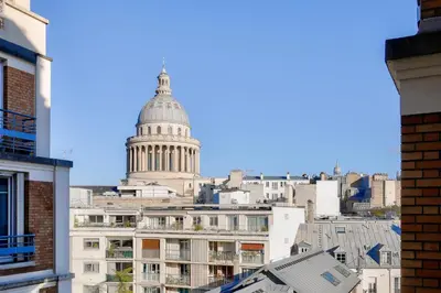 Vue générale sur Paris ou vue de la ville depuis l'appartement