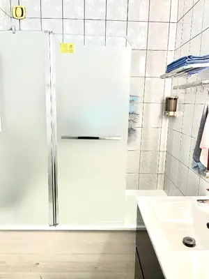 Salle de bains dans l'établissement Grande Chambre ARENA
