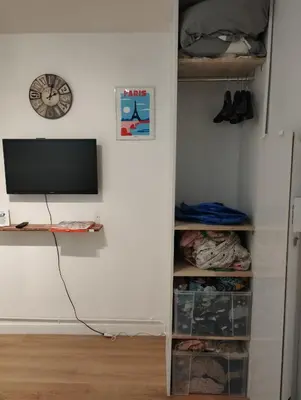 Télévision ou salle de divertissement dans l'établissement Chambre chez l'habitant à Paris centre