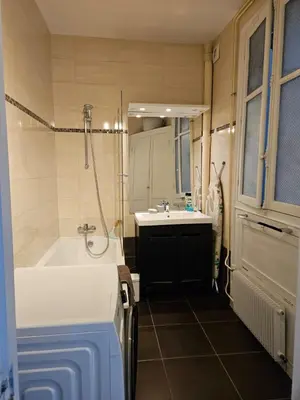 Salle de bains dans l'établissement Cosy private room in Shared appartment with a couple - room for 1 traveler only ! no duo allowed