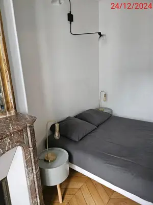 Un ou plusieurs lits dans un hébergement de l'établissement Cosy private room in Shared appartment with a couple - room for 1 traveler only ! no duo allowed