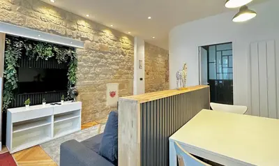 Télévision ou salle de divertissement dans l'établissement Loft moderne Saint-Ambroise