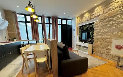 Cuisine ou kitchenette dans l'établissement Loft moderne Saint-Ambroise