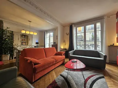 Coin salon dans l'établissement Montmartre beautiful 67 m2 Apartment with Gym & Balcony