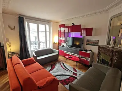 Coin salon dans l'établissement Montmartre beautiful 67 m2 Apartment with Gym & Balcony