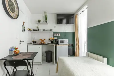 Cuisine ou kitchenette dans l'établissement Studio Paradis Vert Gare du Nord
