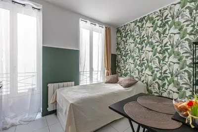 Un ou plusieurs lits dans un hébergement de l'établissement Studio Paradis Vert Gare du Nord