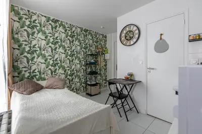 Cuisine ou kitchenette dans l'établissement Studio Paradis Vert Gare du Nord