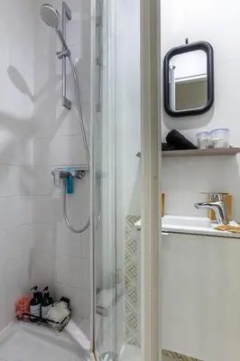 Salle de bains dans l'établissement Studio Paradis Vert Gare du Nord