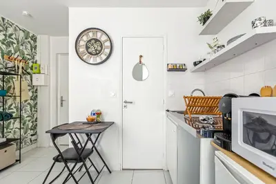 Cuisine ou kitchenette dans l'établissement Studio Paradis Vert Gare du Nord