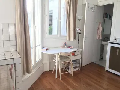 Cuisine ou kitchenette dans l'établissement Cozy studio at Saint Germain
