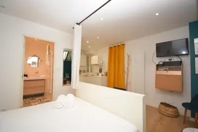 Un ou plusieurs lits dans un hébergement de l'établissement Cosy Studio Bourse Grands Boulevards