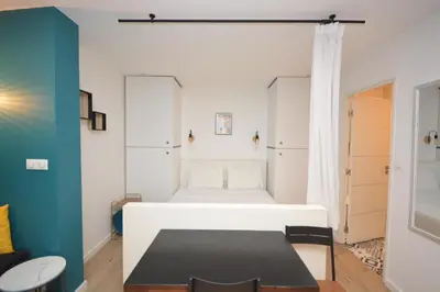 Un ou plusieurs lits dans un hébergement de l'établissement Cosy Studio Bourse Grands Boulevards
