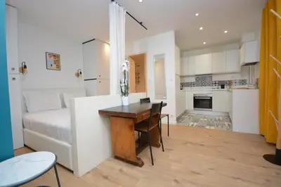 Cuisine ou kitchenette dans l'établissement Cosy Studio Bourse Grands Boulevards