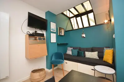 Télévision ou salle de divertissement dans l'établissement Cosy Studio Bourse Grands Boulevards