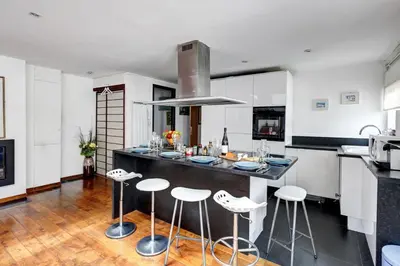 Cuisine ou kitchenette dans l'établissement Bluestay 223 - Superb apartment in Paris