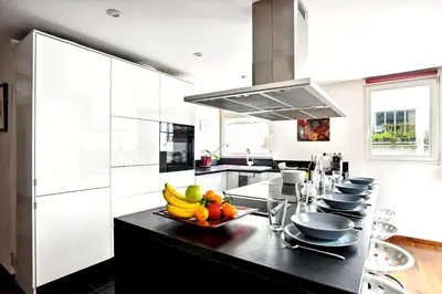 Cuisine ou kitchenette dans l'établissement Bluestay 223 - Superb apartment in Paris