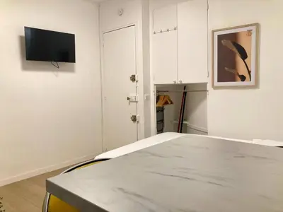 Télévision ou salle de divertissement dans l'établissement Studio Pantin - Parc La Villette